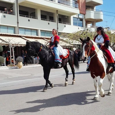 Πιστή στην παράδοση η Κάρυστος – Με υπερηφάνεια και γεύση από 1821 πραγματοποιήθηκε η παρέλαση για την 25η Μαρτίου στην παραλία της πόλης